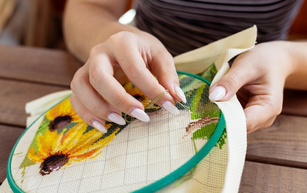 haftująca osoba przy stole